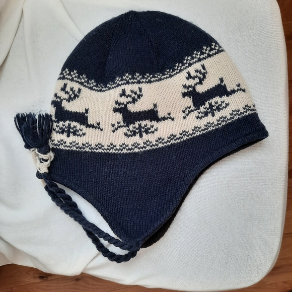 Cute wool toque with ear covering - Picture 3 of 7